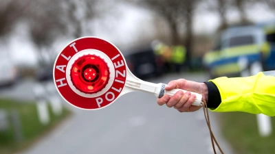 Bei einer Verkehrskontrolle fiel auf, dass der Paketfahrer ein Fahrverbot hatte. (Symbolbild) (Foto: Daniel Bockwoldt/dpa)