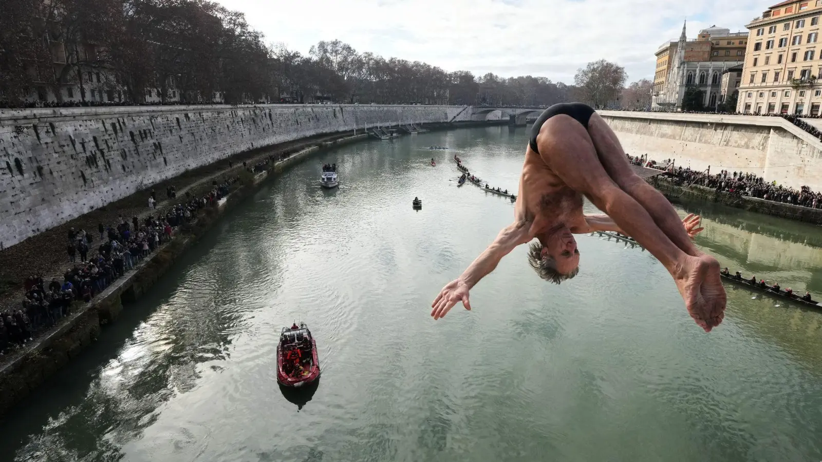Wie jedes Jahr verfolgten zahlreiche Schaulustige das traditionelle Neujahrsspektakel vom Wasser in Ruderbooten oder vom Ufer aus.  (Foto: Andrew Medichini/AP/dpa)