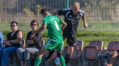 Peter Schülein (rechts) erzielte die ersten beiden Treffer für seinen TV Weiltingen beim 3:2-Sieg in Wolframs-Eschenbach (Andre Gulden). (Foto: Markus Zahn)