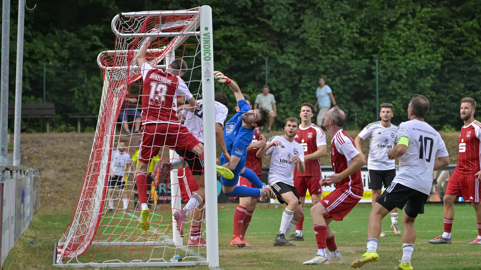 Beim 2:2 zwischen den Spfr Dinkelsbühl (in der Mitte Torwart Raphael Marx) und Aufsteiger VfB Schillingsfürst um Kapitän Niklas Bär (mit der Nummer 10) war einiges los. Am Samstag müssen die Sportfreunde zum Spitzenreiter nach Aufkirchen, der VfB empfängt am Sonntag die Fortuna aus Neuses. (Foto: Martin Rügner)