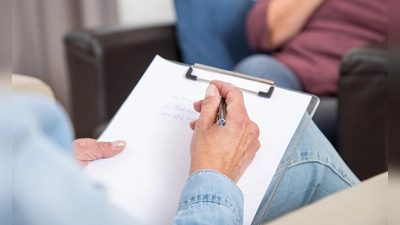 Wer zur Selbstverurteilung neigt, kann unter Umständen von einer Psychotherapie profitieren.  (Foto: Christin Klose/dpa-tmn)