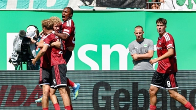  Nürnbergs Spieler jubeln über den Derbysieg in Fürth. (Foto: Daniel Löb/dpa)
