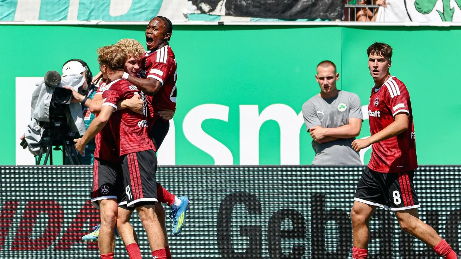  Nürnbergs Spieler jubeln über den Derbysieg in Fürth. (Foto: Daniel Löb/dpa)