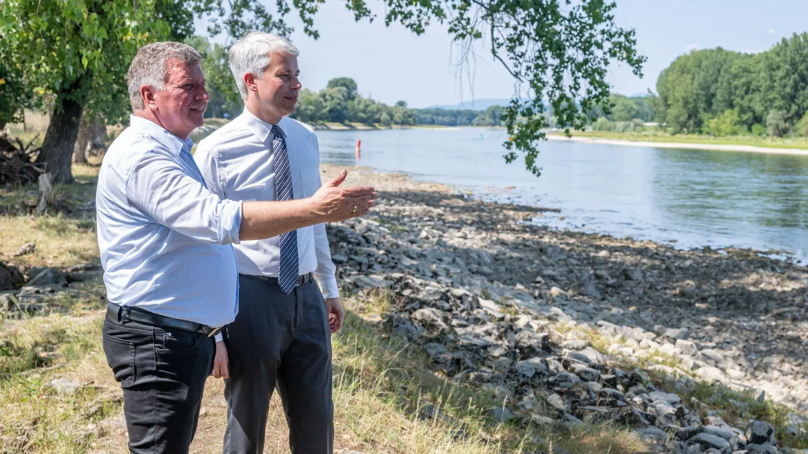 Bayerns Verkehrsminister Christian Bernreiter (l, CSU) will die Donau rasch weiter ausbaggern, um die Binnenschifffahrt auch bei Niedrigwasser länger zu ermöglichen. (Archivbild) (Foto: Armin Weigel/dpa)