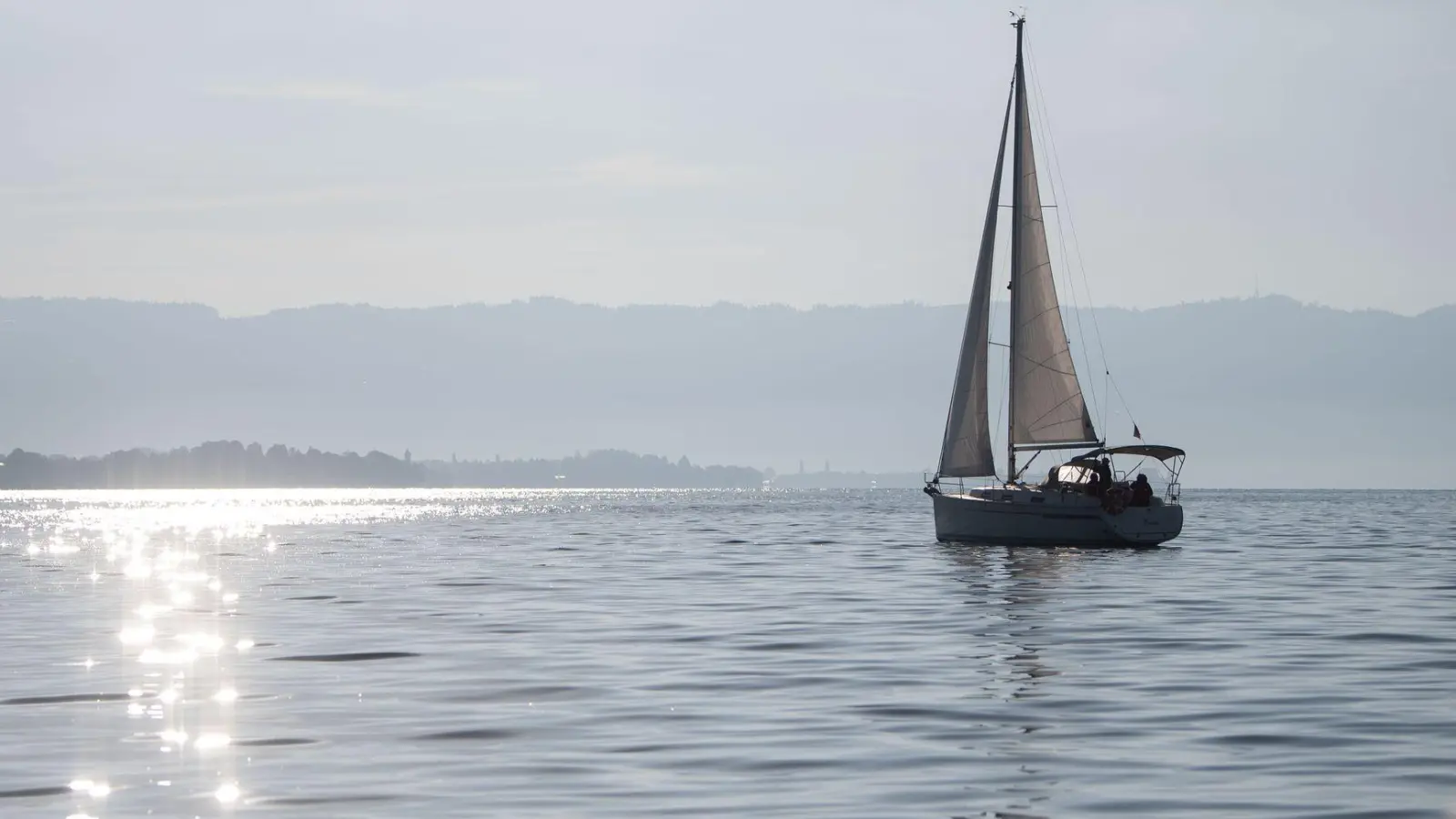 Nach einer tödlichen Kollision auf dem Bodensee kommt auf einen Motorbootfahrer ein zweiter Prozess zu. (Symbolbild) (Foto: Marijan Murat/dpa)