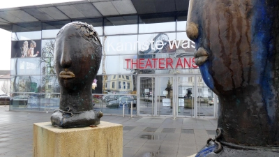 Zwei Musenköpfe des Bildhauers Ernst Steinacker vorm Theater Ansbach: Alle hiesigen Vertreterinnen und Vertreter der Kunst und Kultur können sich am 22. Oktober zum Gespräch in den Kammerspielen treffen. Die Idee dafür hatten das Theaterteam und der Heimatverein.  (Archivbild: Lara Löwe)