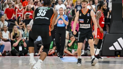 Ulmer Jubel: Dem Meister von 2023 fehlt nur noch ein Sieg zum erneuten Titel. (Foto: Harry Langer/dpa)