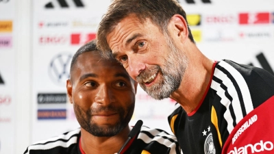 Jonathan Tah und Jürgen Klopp erlaubten sich ein Späßchen bei der Pressekonferenz.  (Foto: Federico Gambarini/dpa)