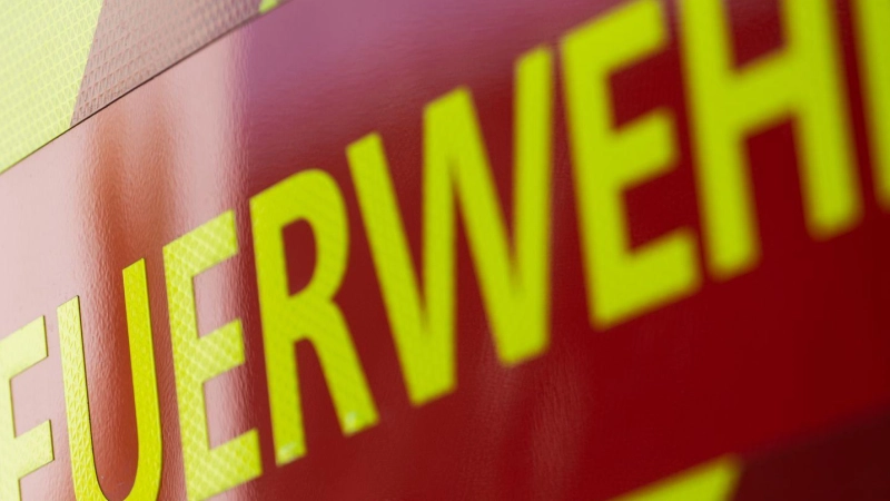 Feuerwehrleute verhindern ein weiteres Ausbreiten der Flammen. (Symbolbild) (Foto: Marijan Murat/dpa)