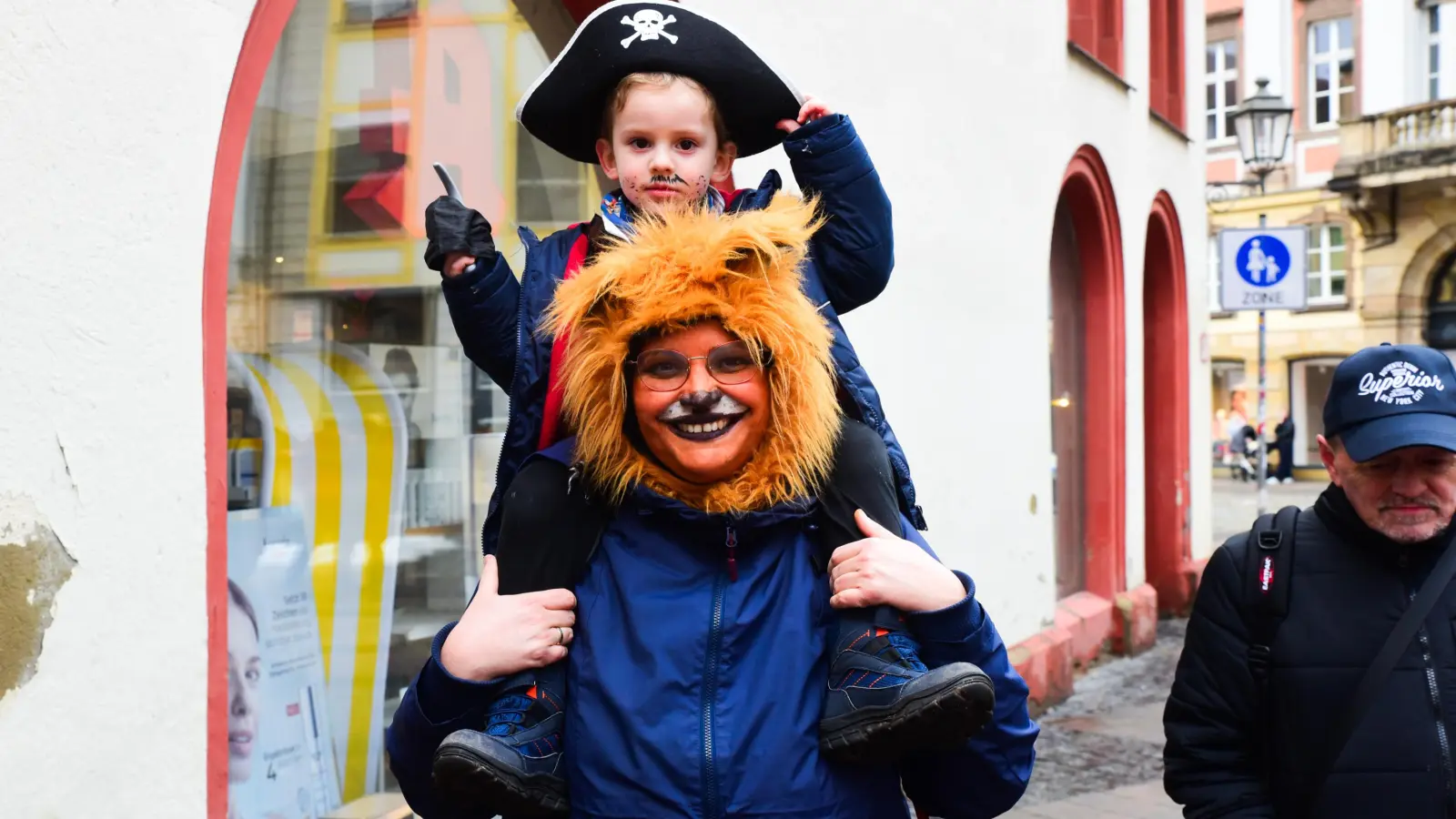 Vom Stadthaus in der Ansbacher Innenstadt ziehen die jungen Narrinnen und Narren in Richtung Onoldiasaal. Dort ging das bunte Treiben erst richtig los. (Foto: Irmeli Pohl)