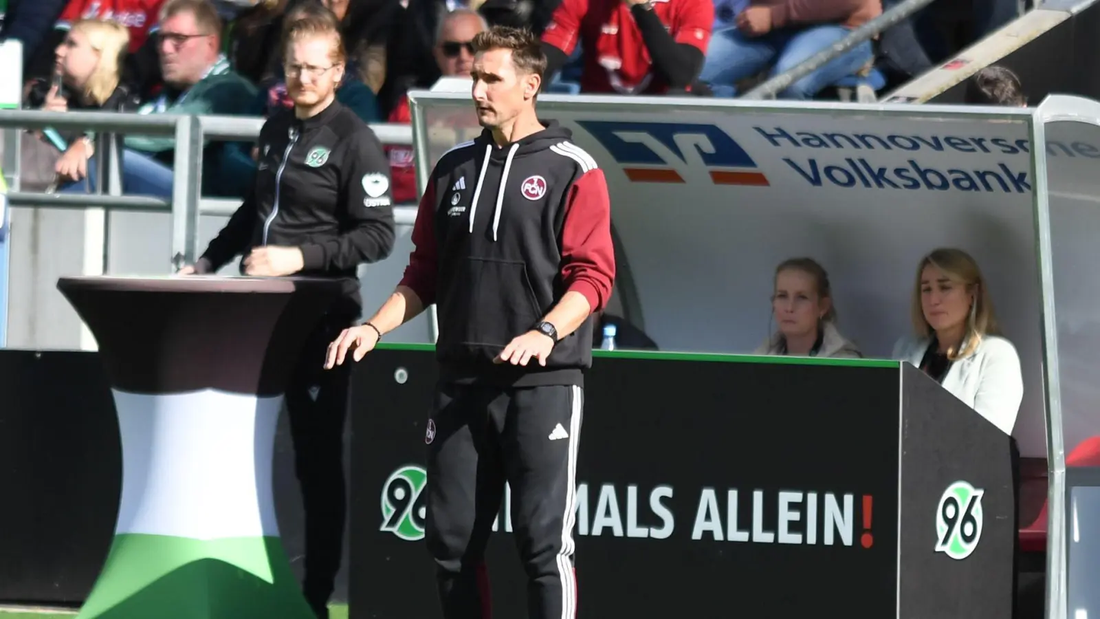 Am Ende steht eine weitere Niederlage für Miroslav Klose. (Foto: Swen Pförtner/dpa)