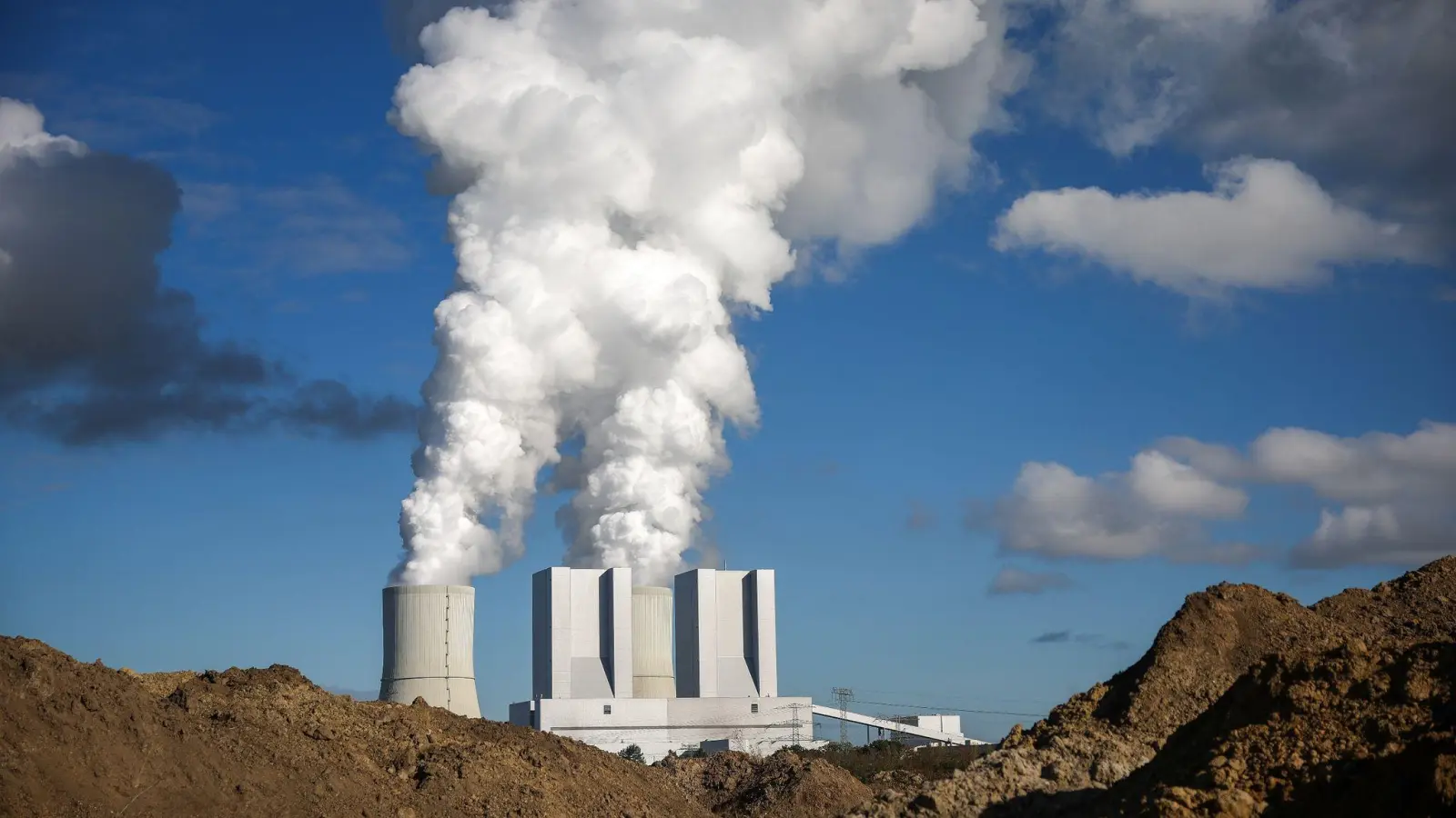 Das Braunkohlekraftwerk Lippendorf. In dem Kraftwerk wird Braunkohle aus umliegenden Tagebauen zur Strom- und Wärmeerzeugung verbrannt. (Foto: Jan Woitas/dpa)