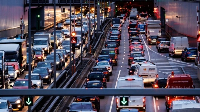 Im Berufsverkehr ist in Deutschlands Pendlerhauptstadt nicht nur bei Autofahrern oft Geduld gefragt. (Symbolbild) (Foto: Matthias Balk/dpa)