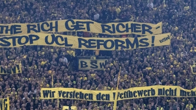 Die deutliche Kritik der Fans war zuletzt in den Stadien zu sehen. (Foto: Bernd Thissen/dpa)