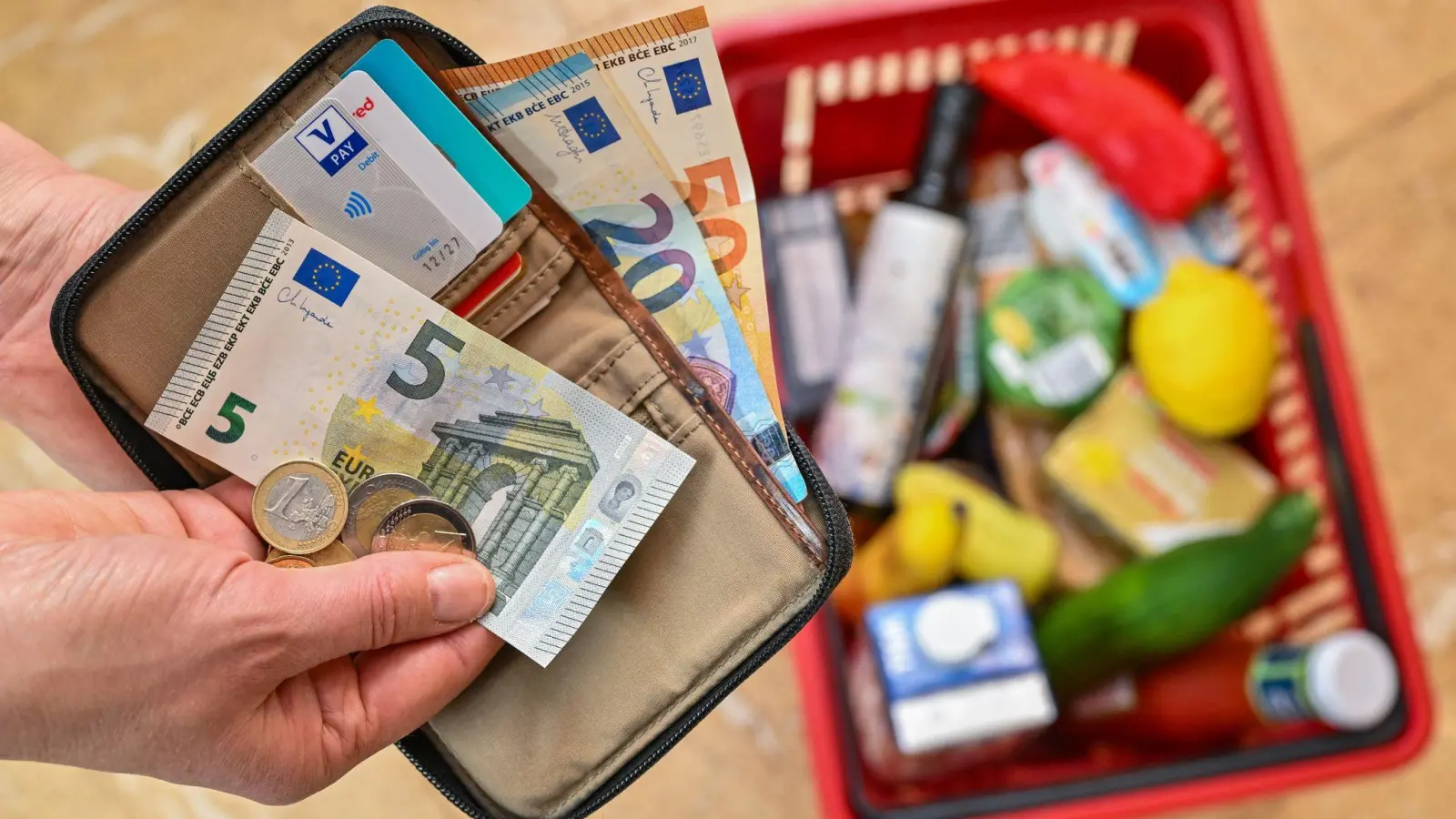 Lebensmittel verteuerten sich langsamer als noch im Mai. (Foto: Patrick Pleul/dpa)