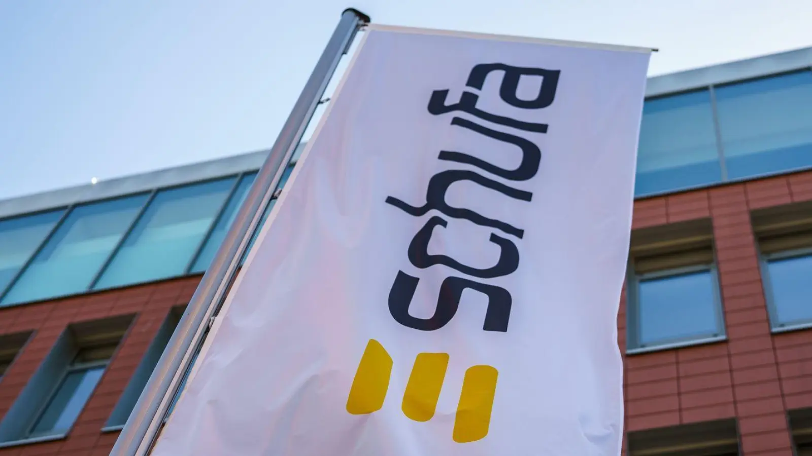 Die 1927 gegründete „Schutzgemeinschaft für allgemeine Kreditsicherung“ erhält von ihren Vertragspartnern Informationen über die Eröffnung von Girokonten, die Ausgabe von Kreditkarten, den Abschluss von Leasingverträgen und Krediten. (Archivbild) (Foto: Andreas Arnold/dpa)