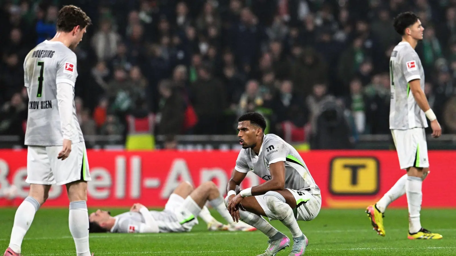 Von späten Gegentoren geschockt: Wolfsburg verliert auch in Bremen. (Foto: Carmen Jaspersen/dpa)