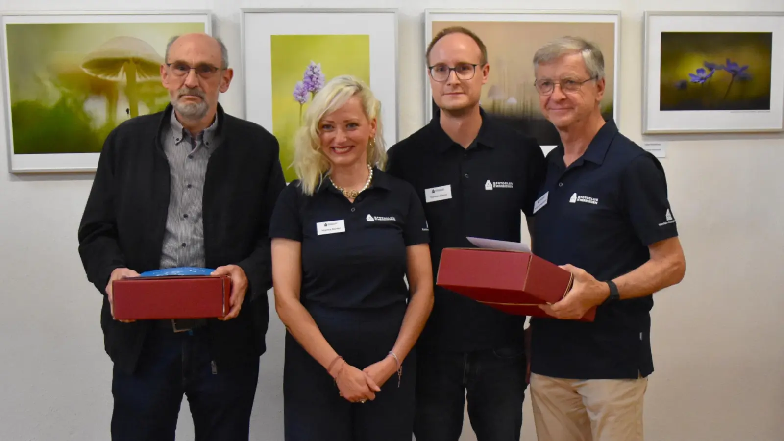 Torsten Christ (Zweiter von rechts) und Marina Becker vom Vorstandsteam eröffneten die Jubiläumsausstellung und zeichneten Jürgen Bernhard (links) und Oswald Engelhardt (rechts) für 50 Jahre beziehungsweise 40 Jahre Mitgliedschaft aus.  (Foto: Werner Wenk)