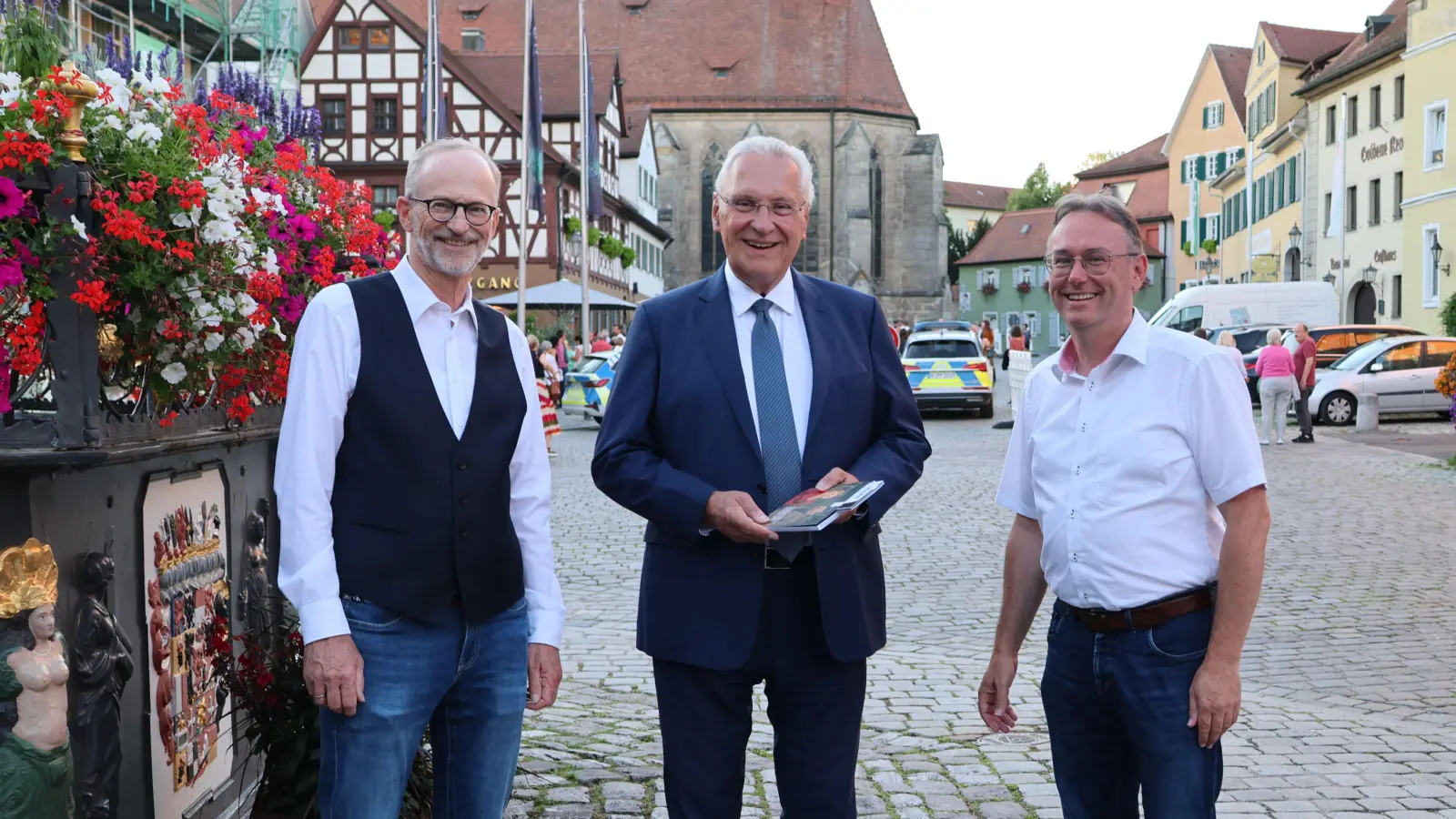 Intendant Johannes Kaetzler, Innenminister Joachim Herrmann und dritter Bürgermeister Herbert Lindörfer (von links) vor der Vorstellung auf dem Feuchtwanger Markplatz. (Foto: Martina Haas)