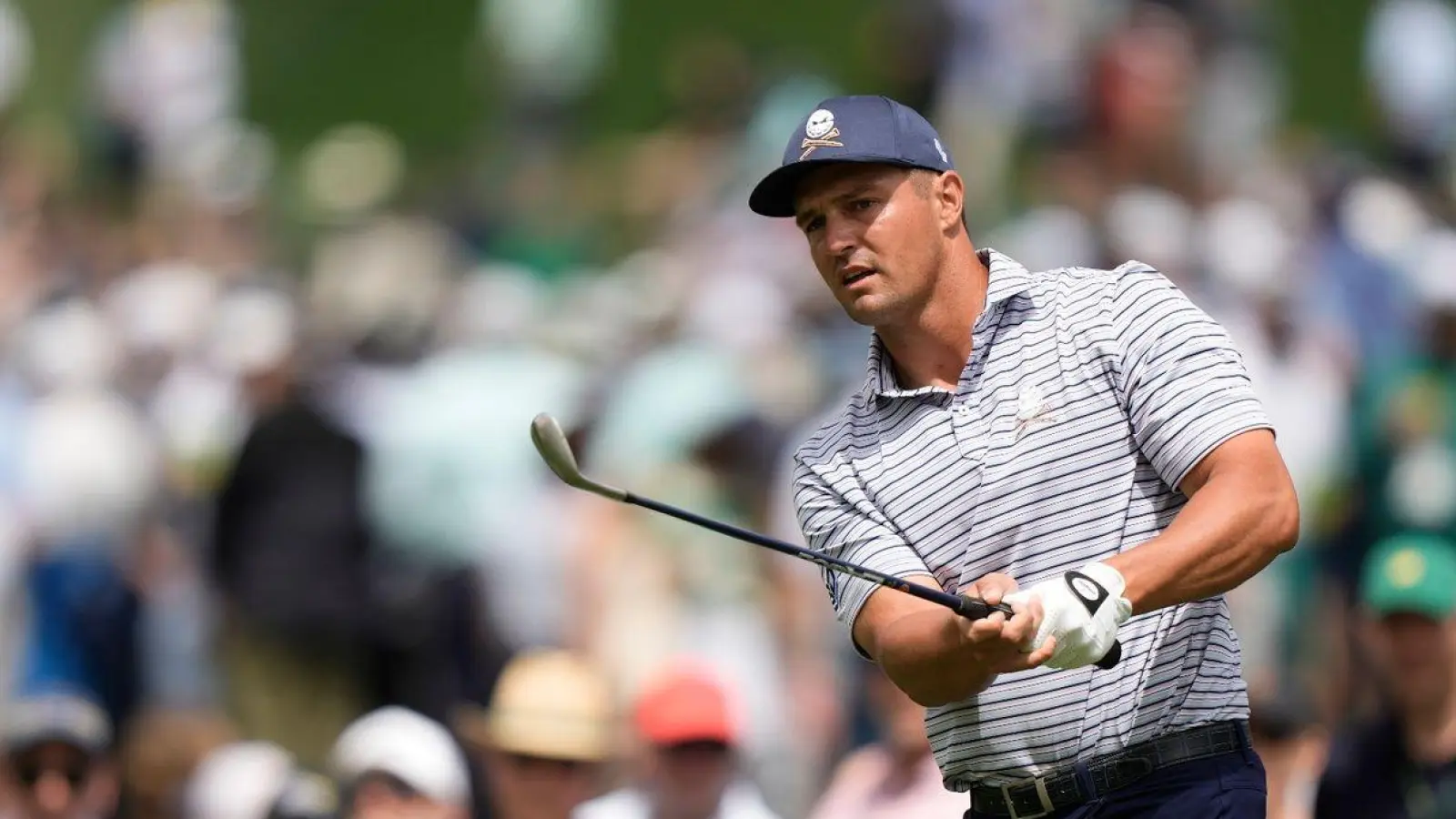 Starker Auftakt beim Masters: Bryson DeChambeau benötigte nur 65 Schläge. (Foto: Charlie Riedel/AP/dpa)