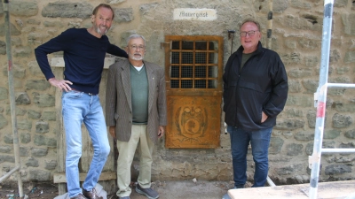 Oberbürgermeister Dr. Christoph Hammer, Kurator Hubertus Schmidt und Hochbautechniker Andreas Ganßer (von links) wollten den Mauergeist mit seiner neuen Tür besuchen. Doch auf für sie war er nicht zu Hause. (Foto: Stefan Neidl)