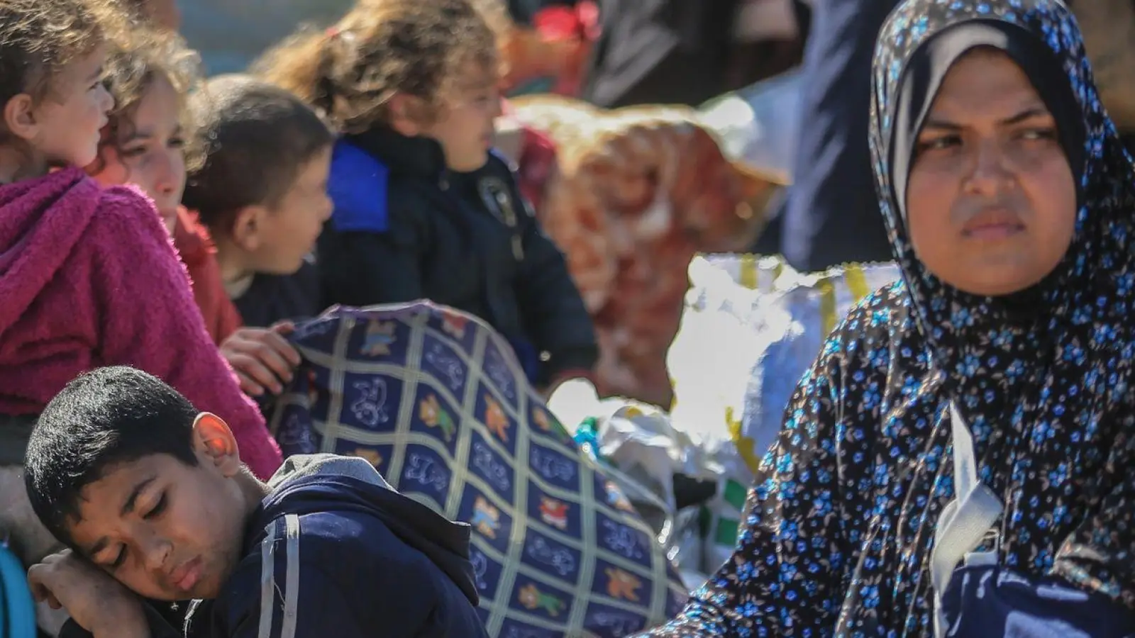 Viele palästinensische Familien verlassen Chan Junis und suchen an anderen Orten Schutz. (Foto: Mohammed Talatene/dpa)