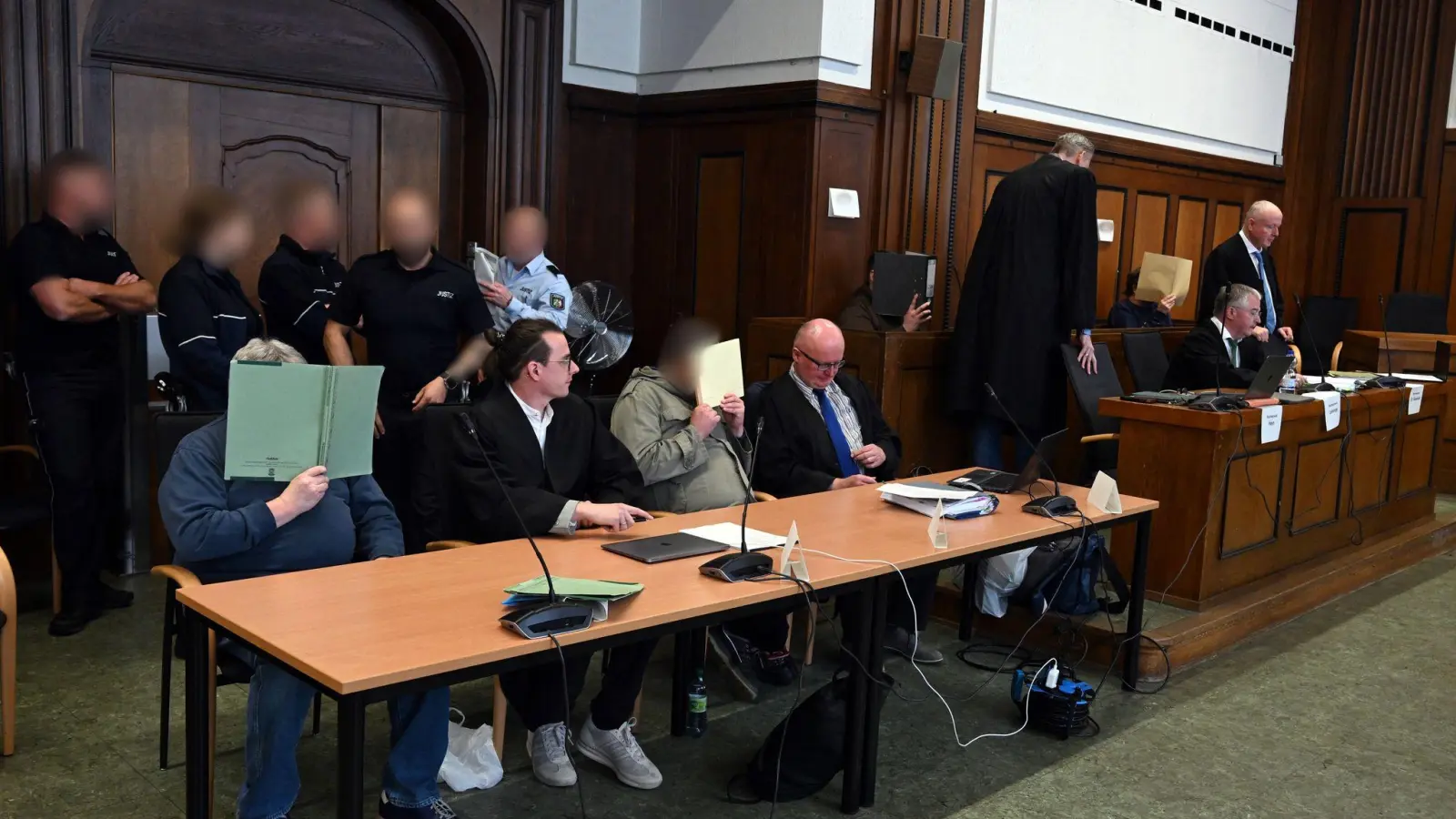 In einem Prozess gegen die Betreiber einer Plattform für Kinderpornografie sind die Urteile gesprochen worden (Archivbild). (Foto: Federico Gambarini/dpa)