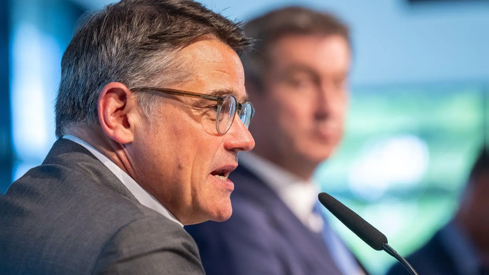 Wie sein bayerischer Kollege Söder fordert auch der hessische Ministerpräsident Rhein Konsequenzen aus dem Linken-Sieg in Berlin. (Archivbild) (Foto: Peter Kneffel/dpa)