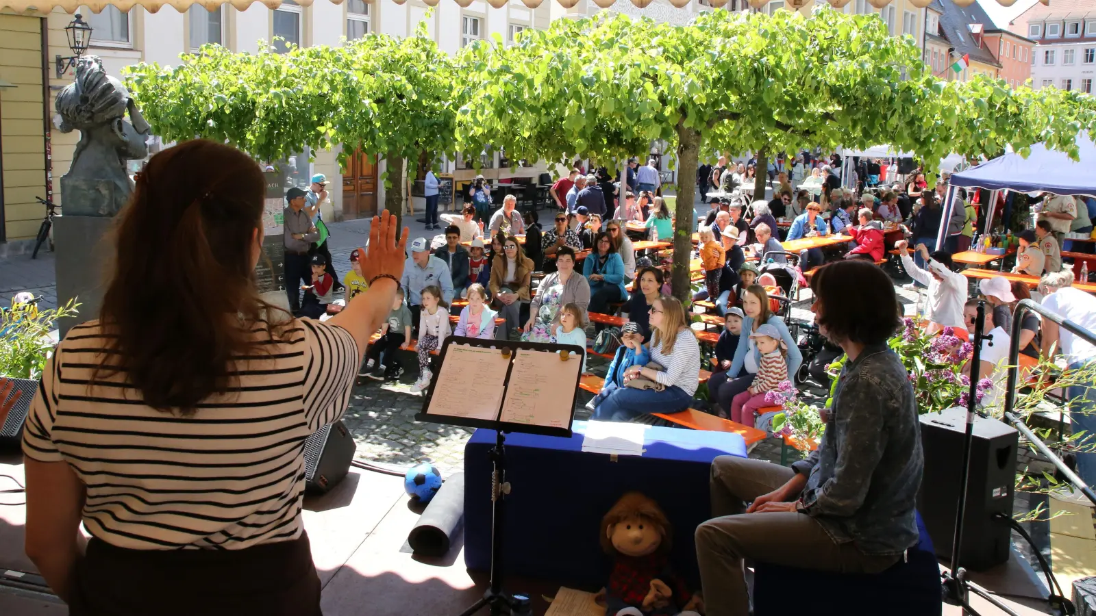 Viele Besucher hatten sich zum Glaubensfest auf dem Johann-Sebastian-Bach-Platz eingefunden, um ins Gespräch zu kommen. (Foto: Alexander Biernoth)