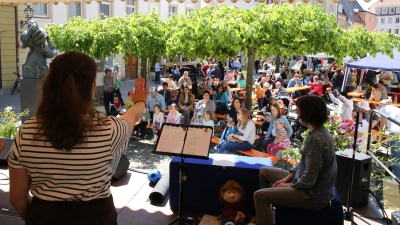 Viele Besucher hatten sich zum Glaubensfest auf dem Johann-Sebastian-Bach-Platz eingefunden, um ins Gespräch zu kommen. (Foto: Alexander Biernoth)