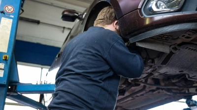 Die Preise für Autoreparaturen haben deutlich angezogen. (Archivbild) (Foto: Hannes P Albert/dpa)