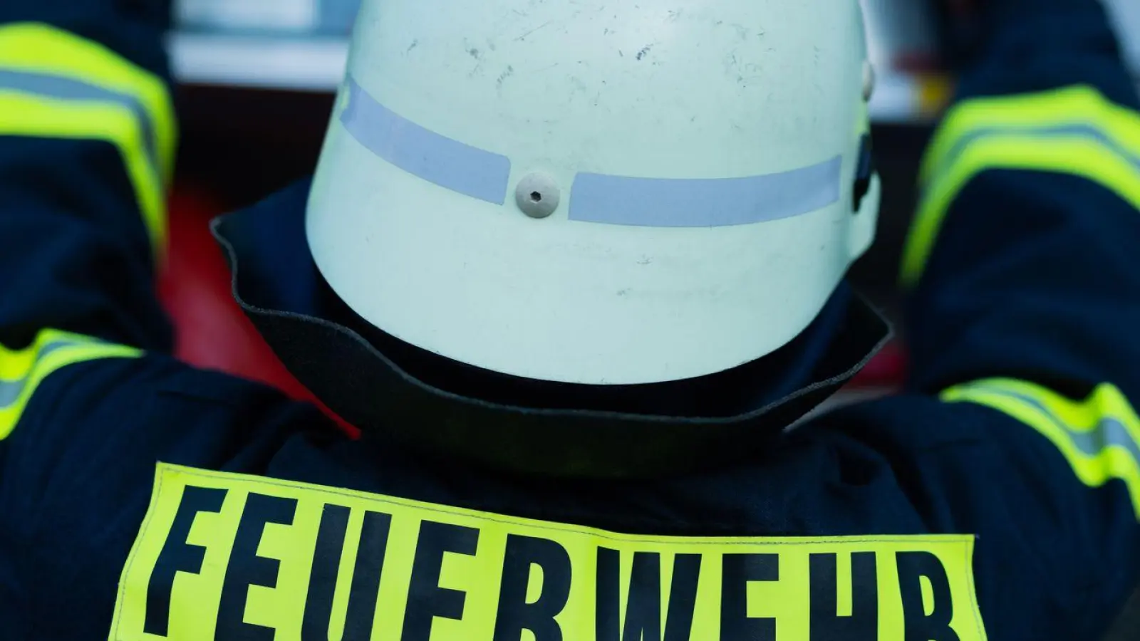 Feuerwehrleute löschen rasch das brennende Auto. (Symbolbild) (Foto: Rolf Vennenbernd/dpa)