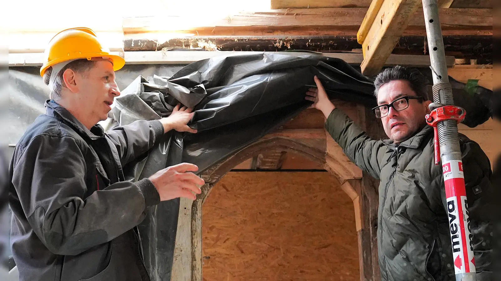 Eine der schönen Überraschungen: Diesen historischen Torbogen konnten Martin Menzel (links) und der Architekt Friedrich Staib wieder vervollständigen. (Foto: Simone Hedler)