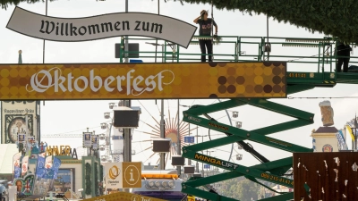 Countdown zur Wiesn - letzte Arbeiten auf dem Gelände. (Foto: Peter Kneffel/dpa)