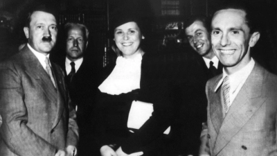 Hitler zu Gast in Bayreuth bei der damaligen Festspielchefin Winifred Wagner. (Archivbild) (Foto: dpa)