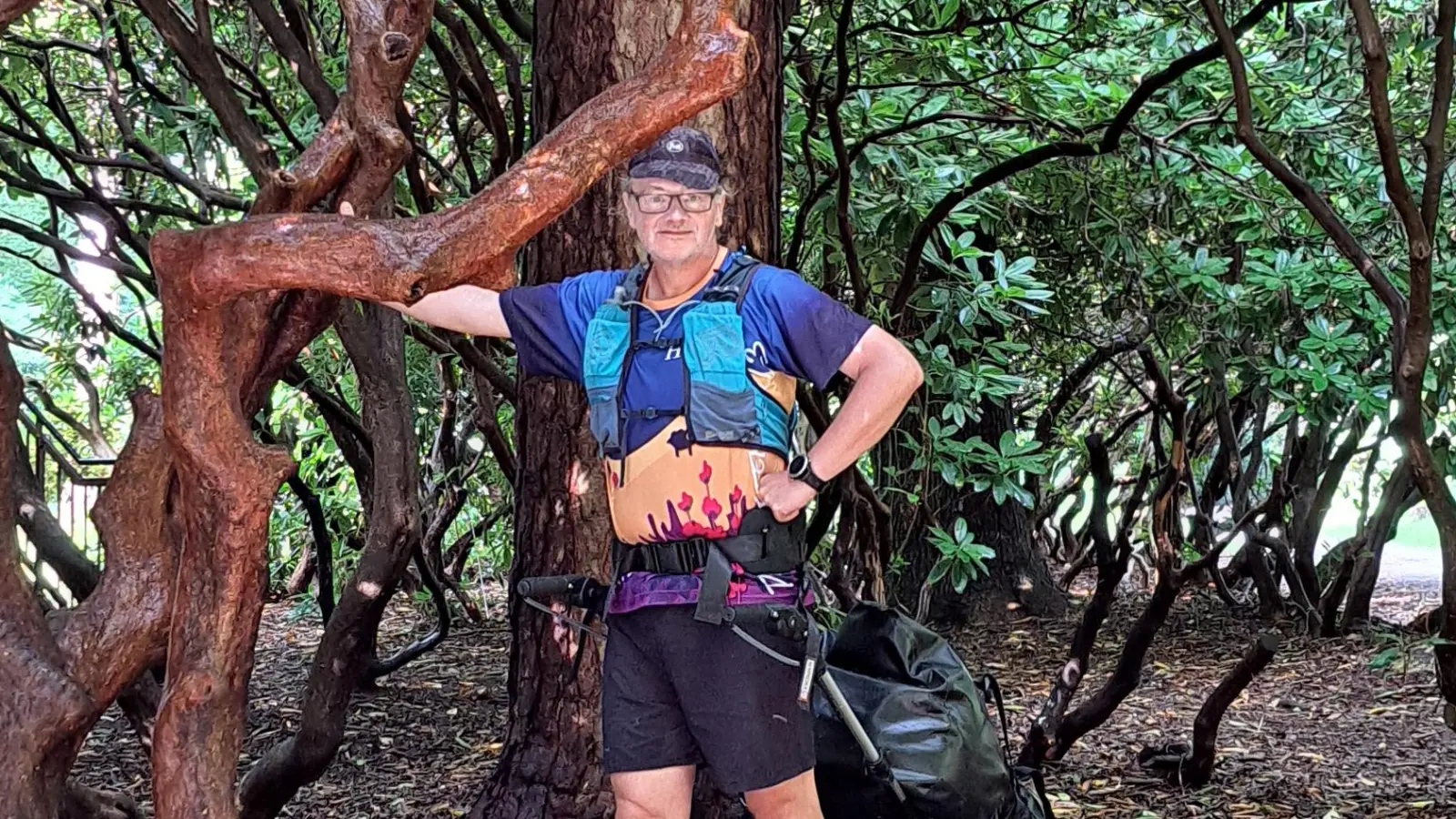 Endlich kühlender Schatten. Der „Pilgerwagennomade” Detlef Bonnemann weiß auf seinen Wandertouren auch die kleinen Dinge des Lebens zu schätzen. Schon bald ist er mit seinem Anhänger auch im Landkreis auf Tour. (Foto: privat)
