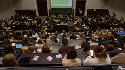 An Bayerns Hochschulen lehrten im vergangenen Jahr 2.022 Professorinnen. (Archivbild) (Foto: Peter Kneffel/dpa)