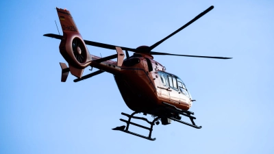 Ein Rettungshubschrauber flog den Schwerverletzten mit Verdacht auf Schädel-Hirn-Trauma in ein Krankenhaus. (Symbolbild) (Foto: Julian Stratenschulte/dpa)