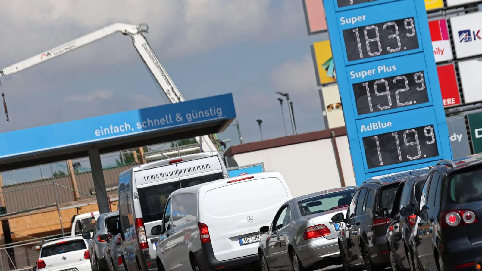Teilweise kam es an Tankstellen zu Schlangen. (Foto: Matthias Bein/dpa)