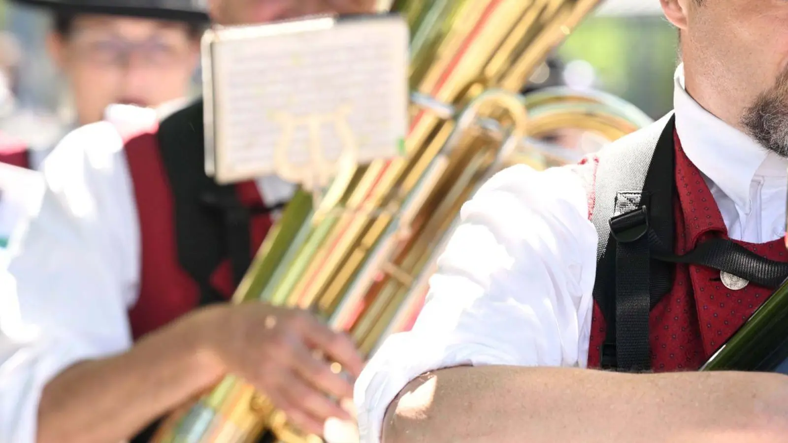 Die Blaskapelle Maisach lauft bei einer Parade im Rahmen des Festivals des Spiels, des Sports und der Kunst zum 50-jährigen Jubiläum der Olympischen Spiele in München durch die Straßen. (Foto: Felix Hörhager/dpa/Archivbild)