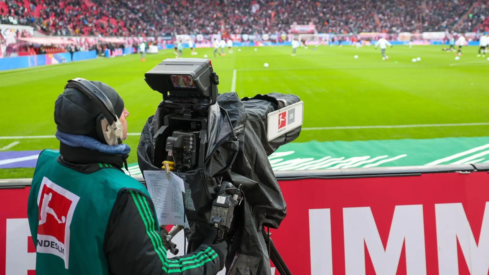 Die Medienerlöse in 1. und 2. Fußball-Bundesliga richten sich auch nach den Leistungen der Proficlubs. (Archivbild) (Foto: Jan Woitas/dpa)