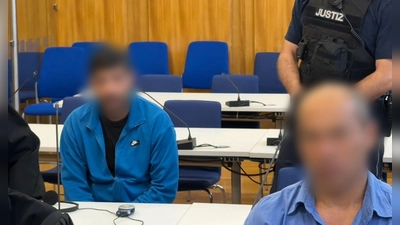Die beiden angeklagten Lastwagenfahrer sollen sich mit dem späteren Opfer unter anderem über den Ukraine-Krieg gestritten haben.  (Foto: Martin Oversohl/dpa)