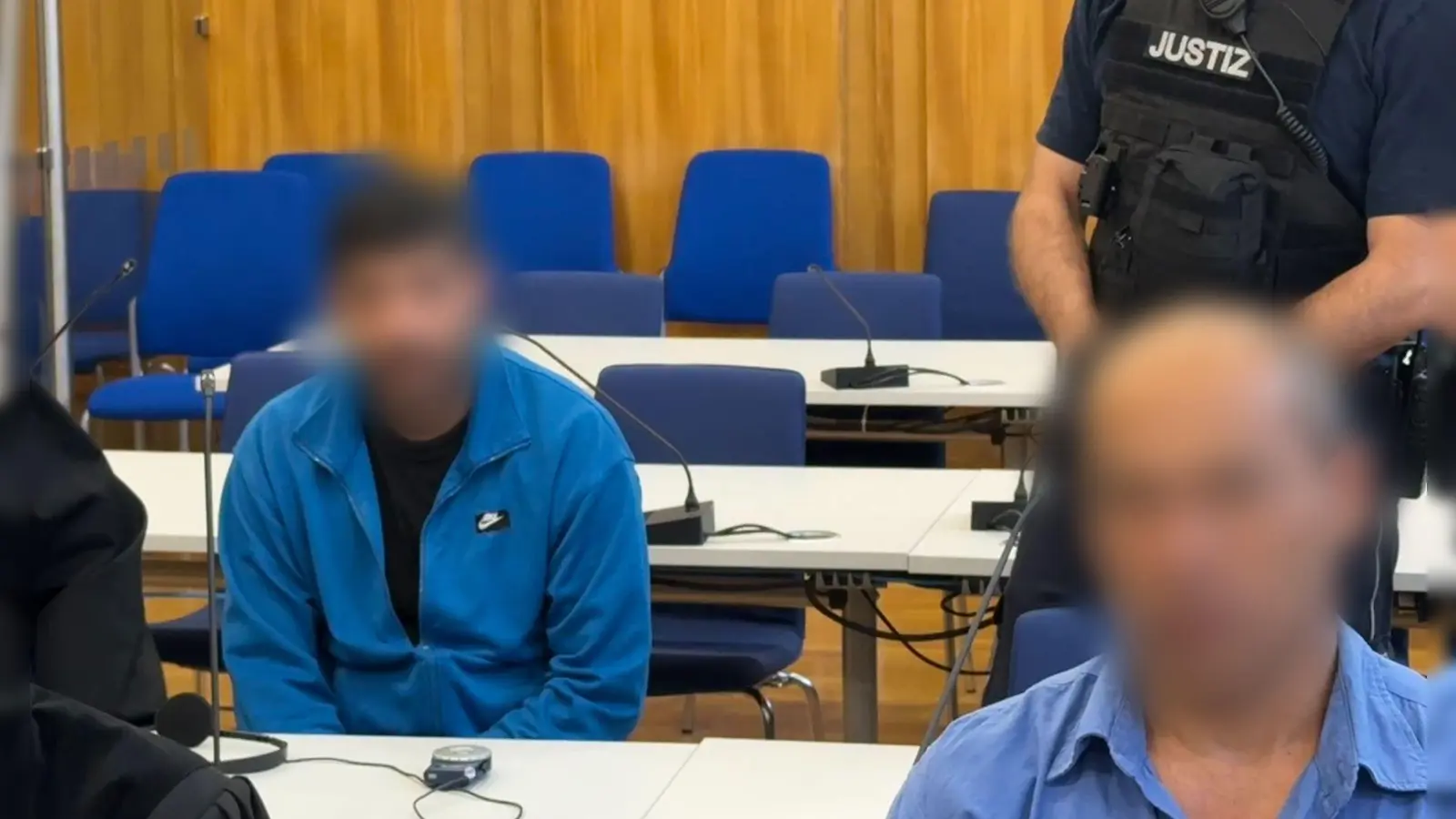 Die beiden angeklagten Lastwagenfahrer sollen sich mit dem späteren Opfer unter anderem über den Ukraine-Krieg gestritten haben.  (Foto: Martin Oversohl/dpa)
