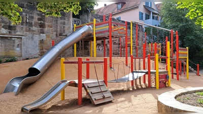 Die Nähte sind aufgeplatzt und der Belag verschoben. Das Teppichvlies wird deshalb entfernt.  (Foto: Florian Schwab)
