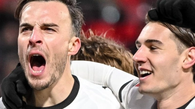 Für Gladbachs Stürmer Haris Tabakovic (l) lief es zuletzt prächtig.  (Foto: Harry Langer/dpa)