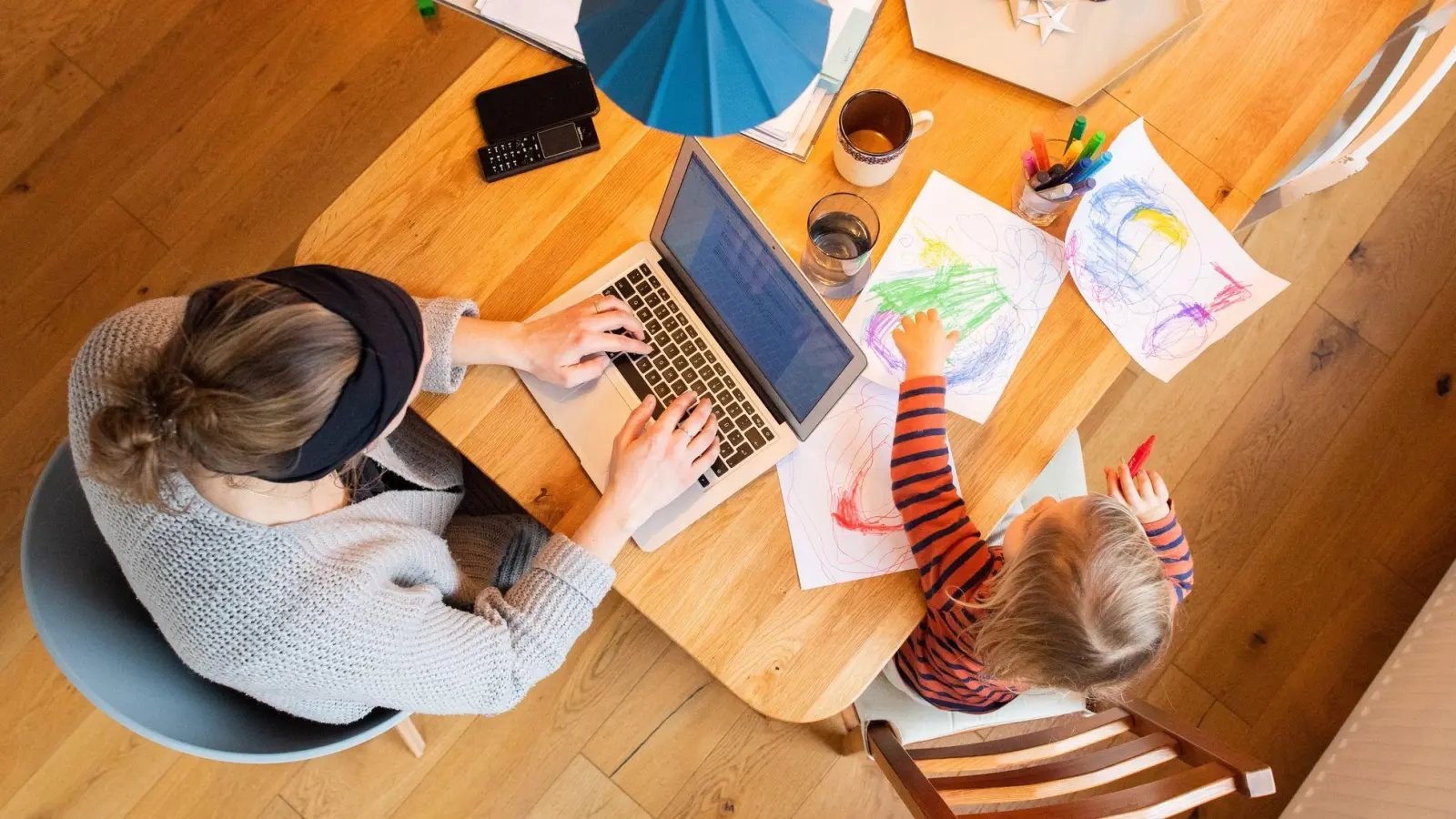 Mutterschaft bedeutet oft emotionale Zerrissenheit: Familie, Beruf und Selbstfürsorge müssen in Balance gebracht werden. (Foto: Julian Stratenschulte/dpa/dpa-tmn)