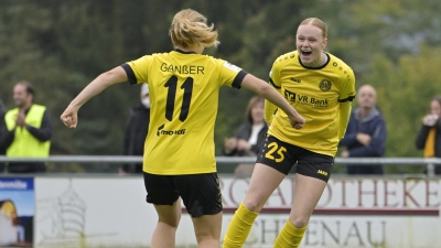 Die Freude muss raus: Solveig Schlitter (rechts, hier nach ihrem 1:0 gegen den Hamburger SV im Jubel mit Marlene Ganßer) war die bislang letzte Weinberger Torschützin in der 2. Bundesliga. (Foto: Martin Rügner)