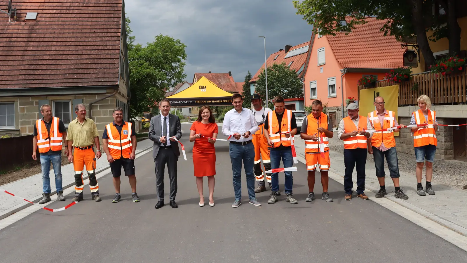 Sie alle haben in verschiedenen Funktionen an der Sanierung der Ortsdurchfahrt mitgewirkt: Michael Dombrowski, Gerd Kamleiter, Jürgen Schuh, Landrat Dr. Jürgen Ludwig, Bürgermeisterin Margarita Kerschbaum, Marius Bierlein, Erich Balbach, Richard Mack, Andreas Zorn, Martin Liebl, Martin Schuldhaus und Kerstin Henschel (von links). (Foto: Thomas Schaller)