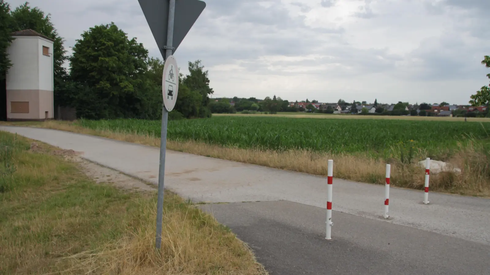 Rechts neben dem Radweg ist die Ladestation für Elektroautos geplant. Die Einfahrt zum Rewe-Markt ist genau gegenüber. (Foto: Robert Maurer)