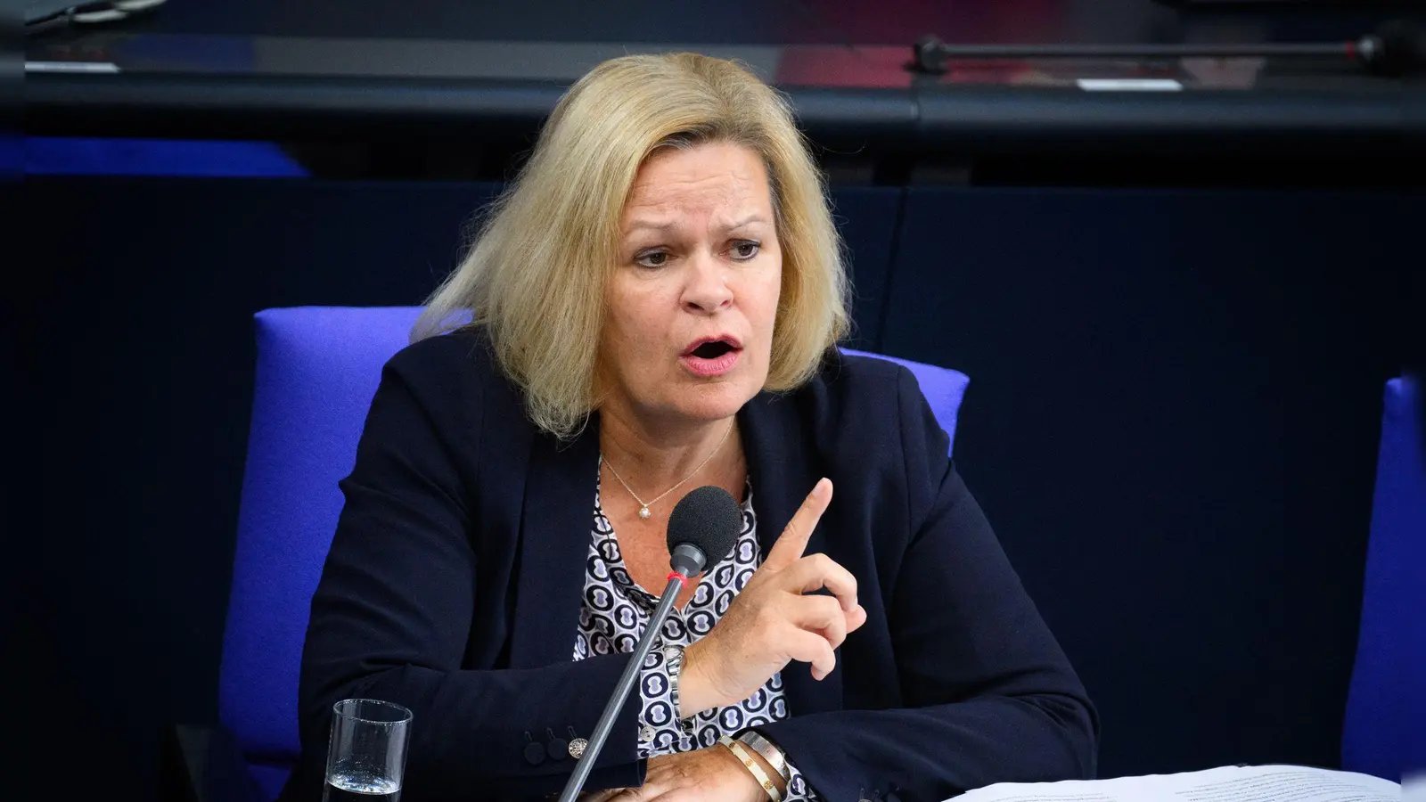 Aufgrund einer Fußverletzung stand Bundesinnenministerin Nancy Faeser (SPD) bei der Befragung durch die Abgeordneten nicht am Rednerpult, sondern nahm auf der Regierungsbank Platz. (Foto: Bernd von Jutrczenka/dpa)